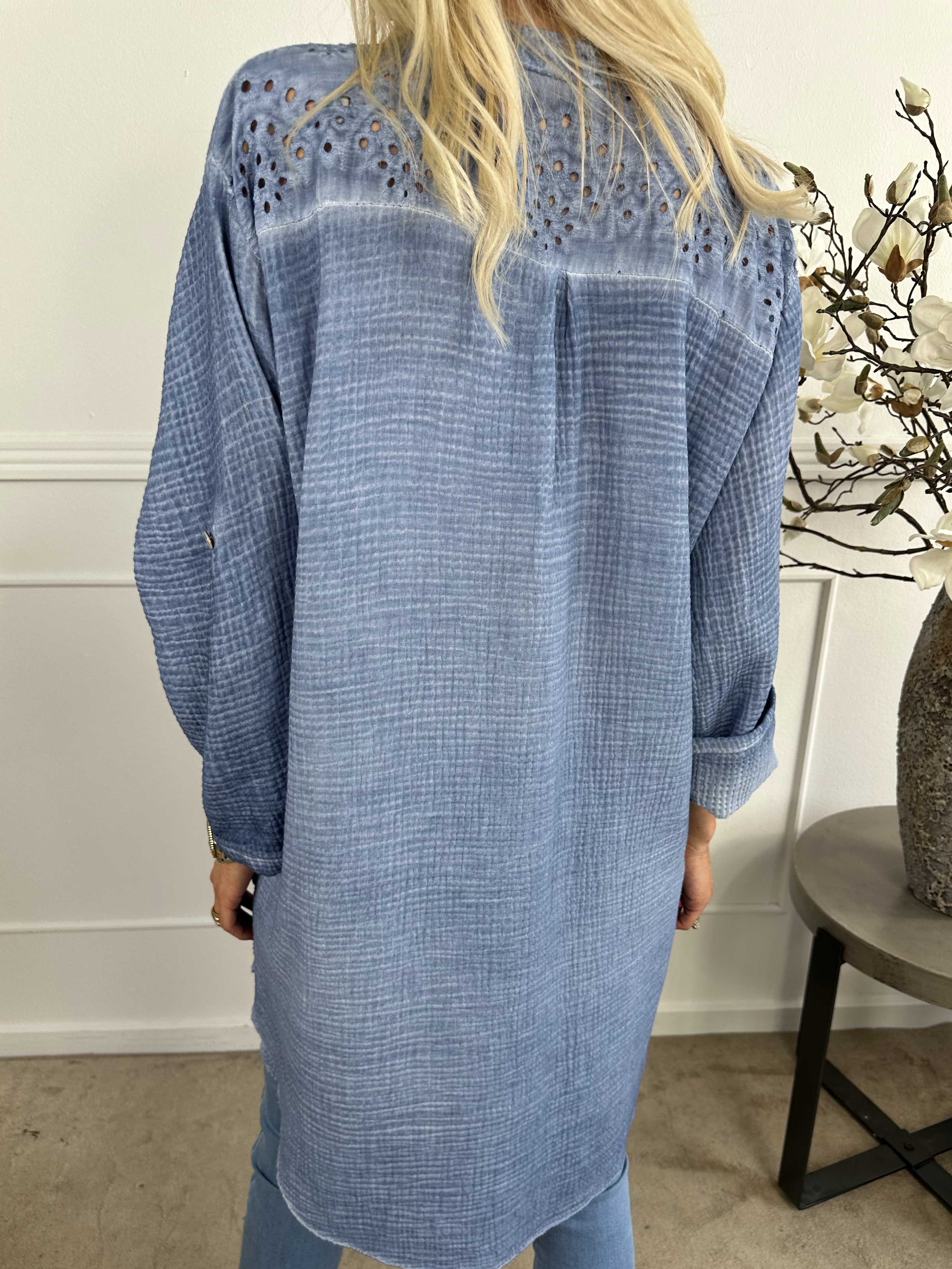 Inez - Lang blød skjorte i bæk og bølge stof